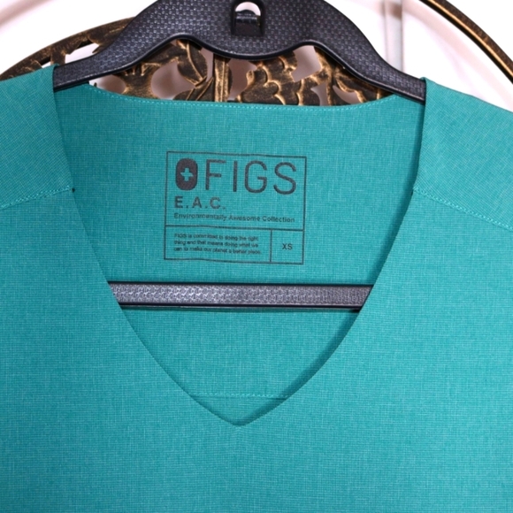 FIGS Scrub top Limited Edition FION E.A.C Lekei in Marine, Size XS - Picture 2 of 6